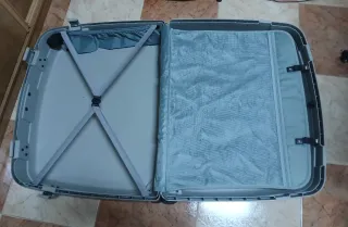 Maleta rígida gris ideal para viajes Largos