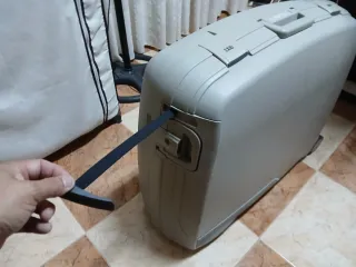 Maleta rígida gris ideal para viajes Largos
