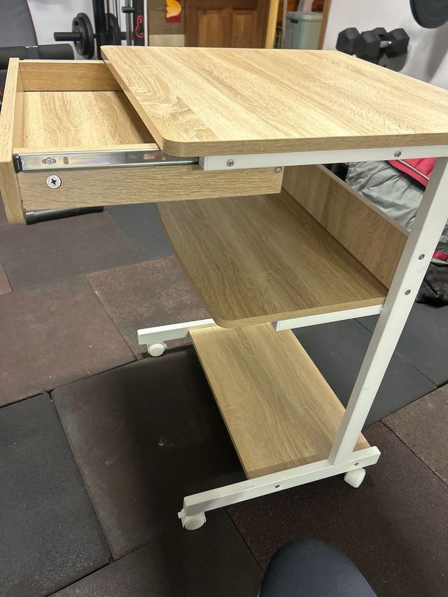 Mesa Ordenador con Ruedas