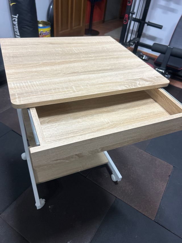 Mesa Ordenador con Ruedas