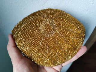 Monedero de abalorios dorado