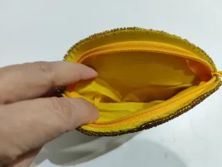 Monedero de abalorios dorado