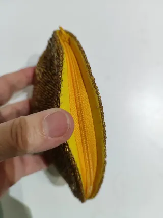 Monedero de abalorios dorado
