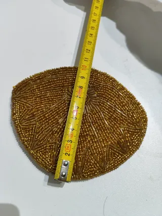 Monedero de abalorios dorado