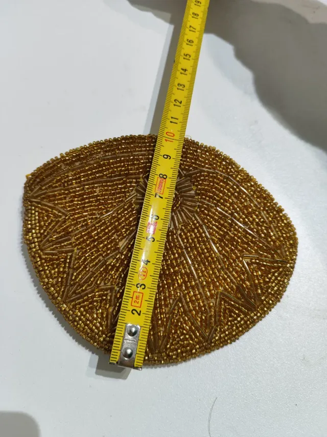 Monedero de abalorios dorado