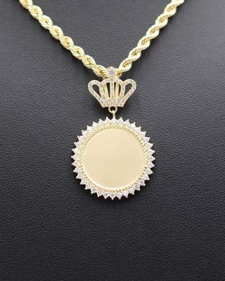 COLGANTE CHAPA REDONDO CON CIRCONITAS. Oro 18k.