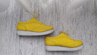 Zapatos planos amarillos con cordones