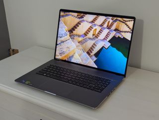 Portátil MSI Creator Z17 HX Studio A14VGT-278ES