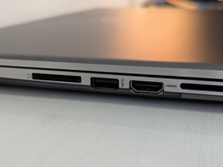 Portátil MSI Creator Z17 HX Studio A14VGT-278ES