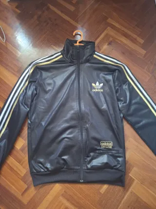 Chaqueta Adidas Chile 62 Negra y Dorada