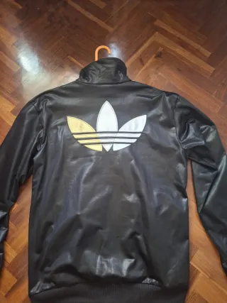 Chaqueta Adidas Chile 62 Negra y Dorada