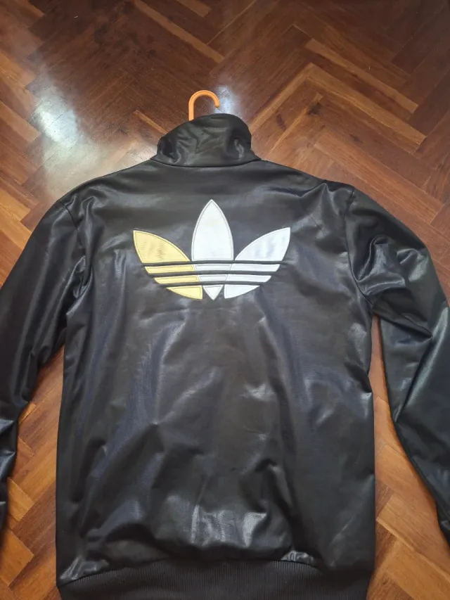 Chaqueta Adidas Chile 62 Negra y Dorada