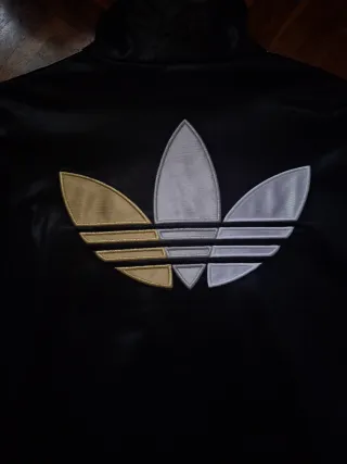 Chaqueta Adidas Chile 62 Negra y Dorada