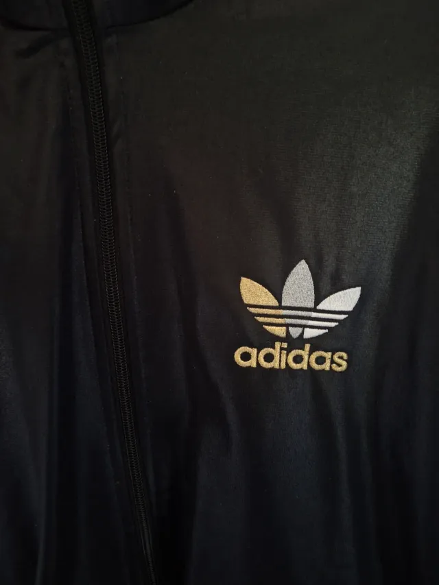 Chaqueta Adidas Chile 62 Negra y Dorada