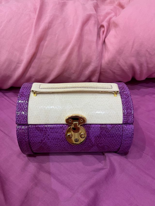 Joyero morado y blanco con cierre dorado