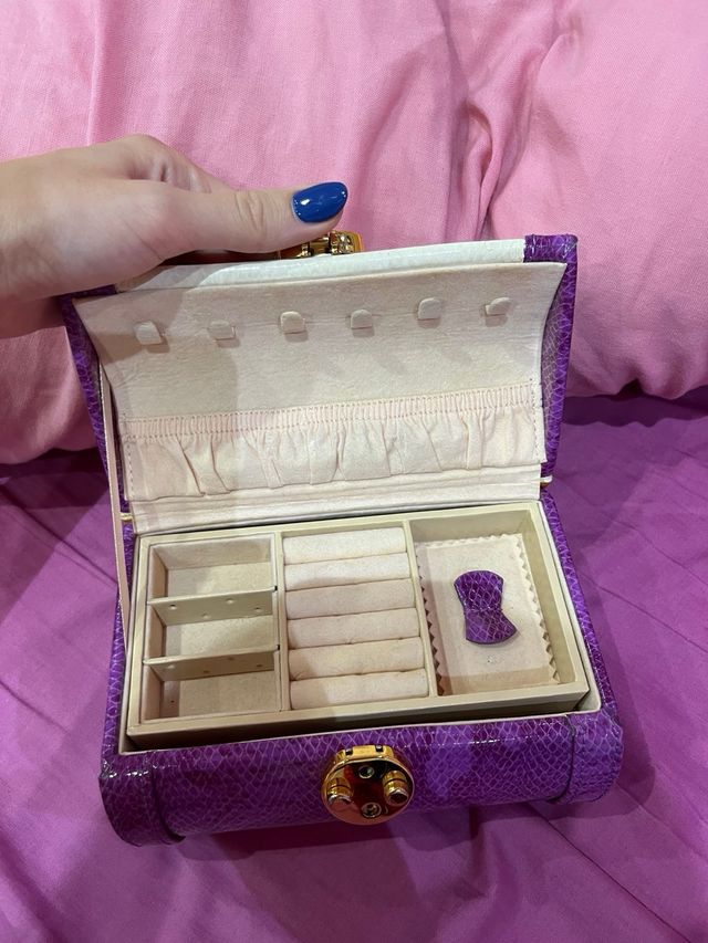 Joyero morado y blanco con cierre dorado