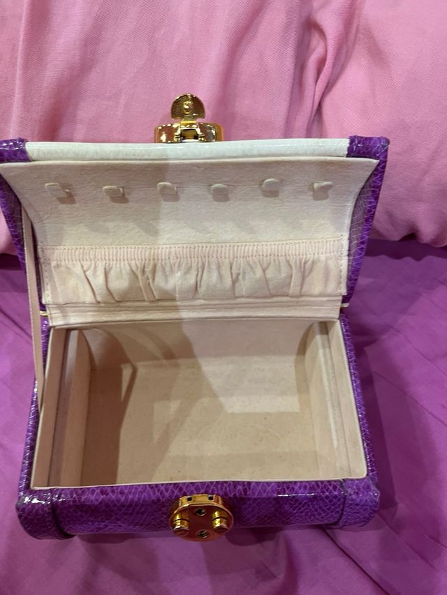 Joyero morado y blanco con cierre dorado