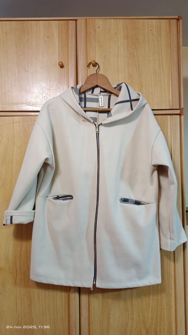 Abrigo Beige con Capucha y Cremallera