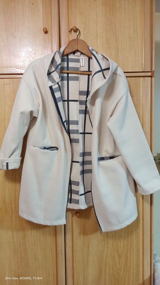 Abrigo Beige con Capucha y Cremallera