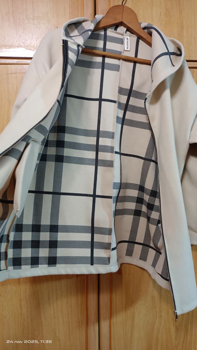 Abrigo Beige con Capucha y Cremallera