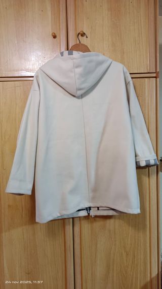 Abrigo Beige con Capucha y Cremallera