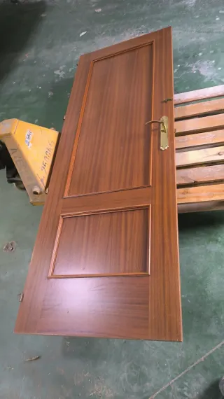 Puerta madera con manilla dorada
