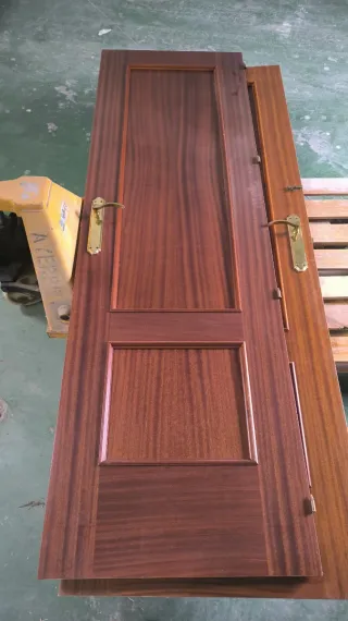 Puerta madera con manilla dorada