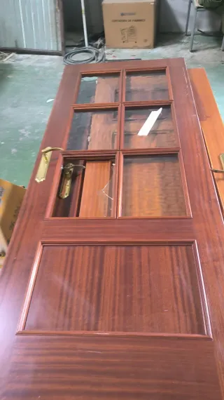 Puerta madera con manilla dorada