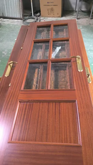 Puerta madera con manilla dorada