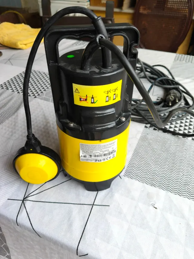 Bomba de achique amarilla y negra