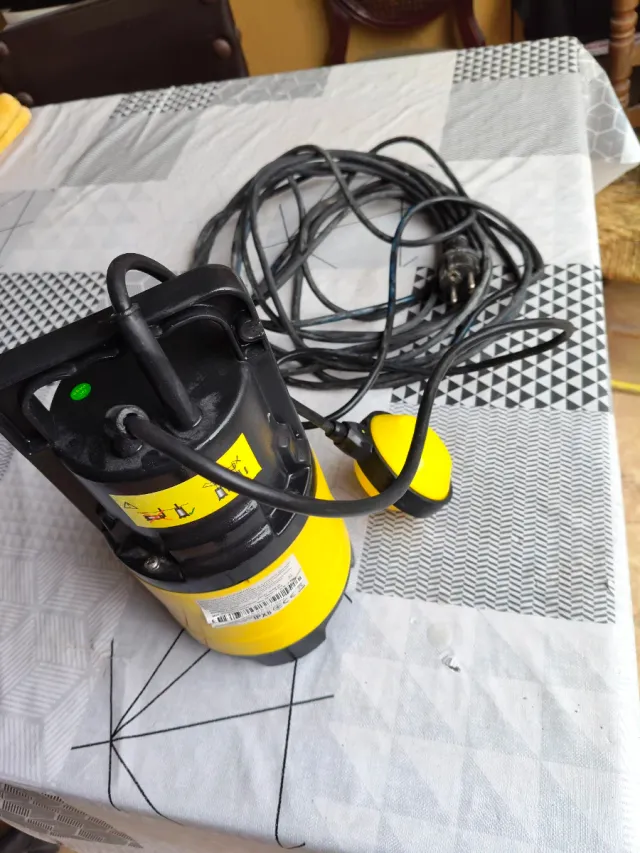 Bomba de achique amarilla y negra