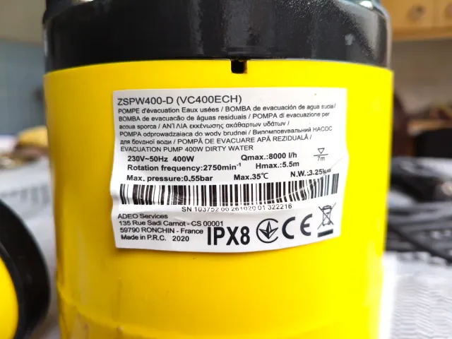 Bomba de achique amarilla y negra