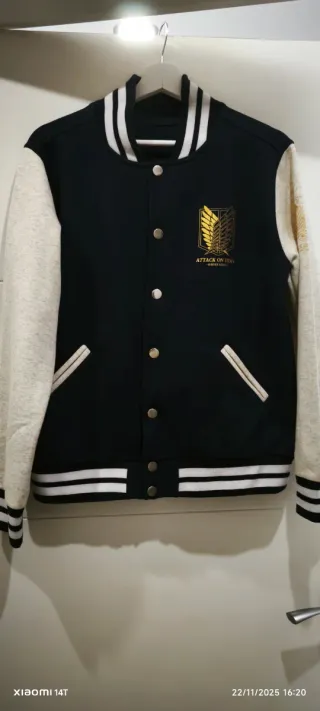 Cazadora universitaria Attack on Titan