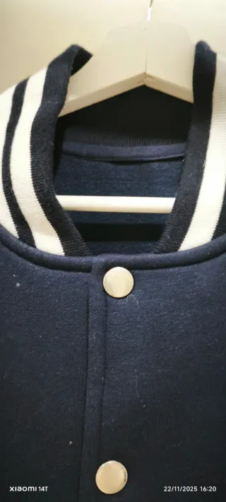 Cazadora universitaria Attack on Titan