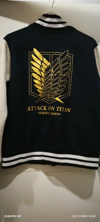 Cazadora universitaria Attack on Titan