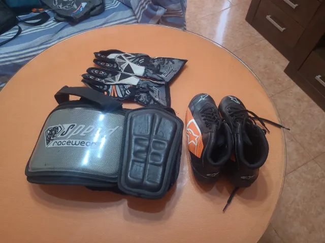 Costillar ,guantes talla 6,botas talla número 36