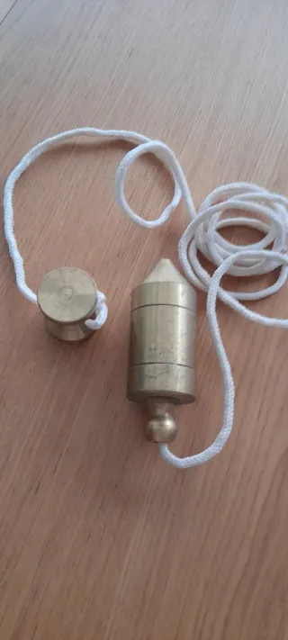 Plomada antigua de latón