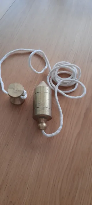 Plomada antigua de latón