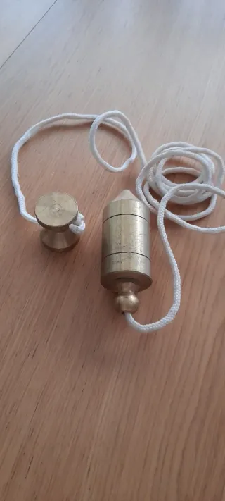 Plomada antigua de latón