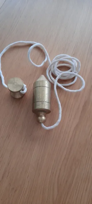 Plomada antigua de latón