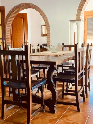 Sillas de comedor antiguas en madera y cuero