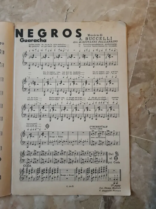Spartito musicale d'epoca senza strappi o scritte