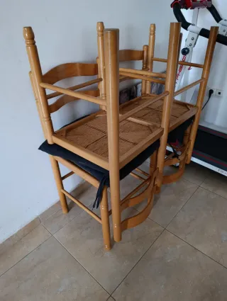 Tavolo da pranzo in legno e 4 sedie