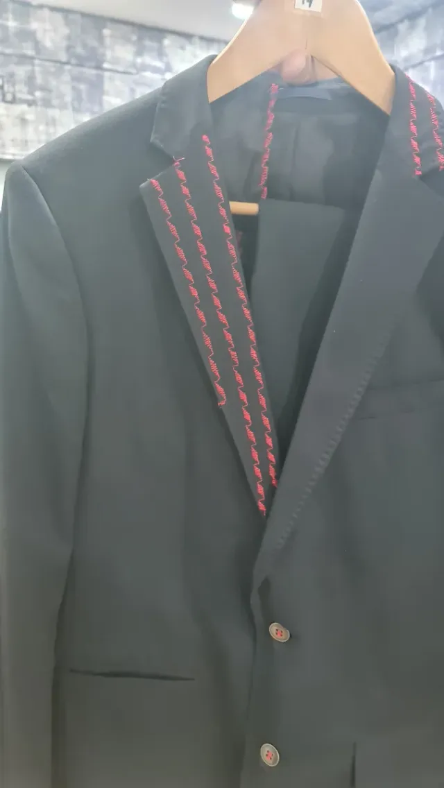 Traje Zara Negro con Detalles Rojos