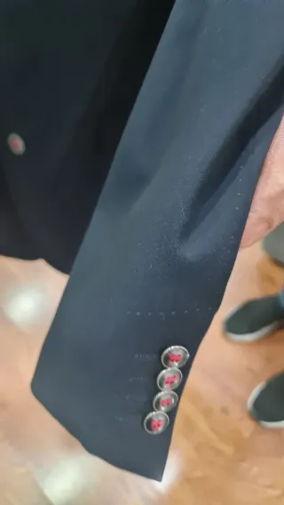 Traje Zara Negro con Detalles Rojos