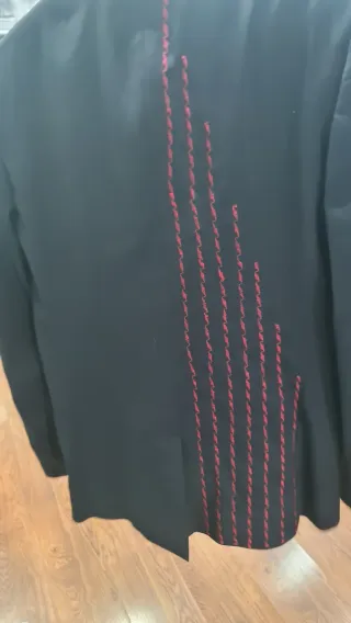 Traje Zara Negro con Detalles Rojos