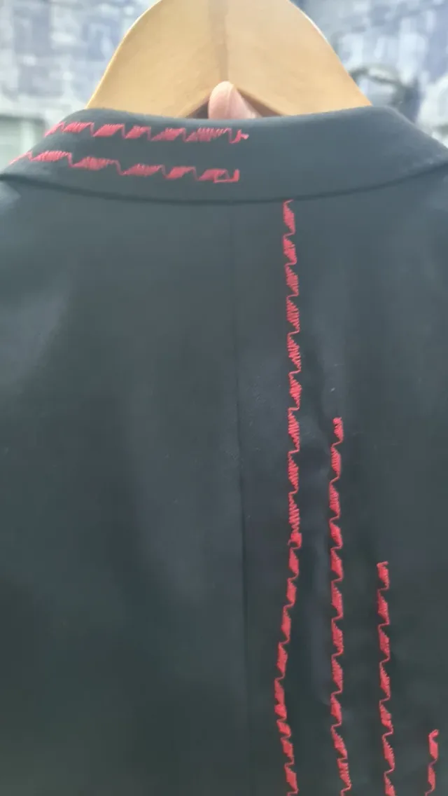 Traje Zara Negro con Detalles Rojos