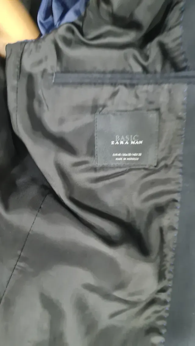 Traje Zara Negro con Detalles Rojos