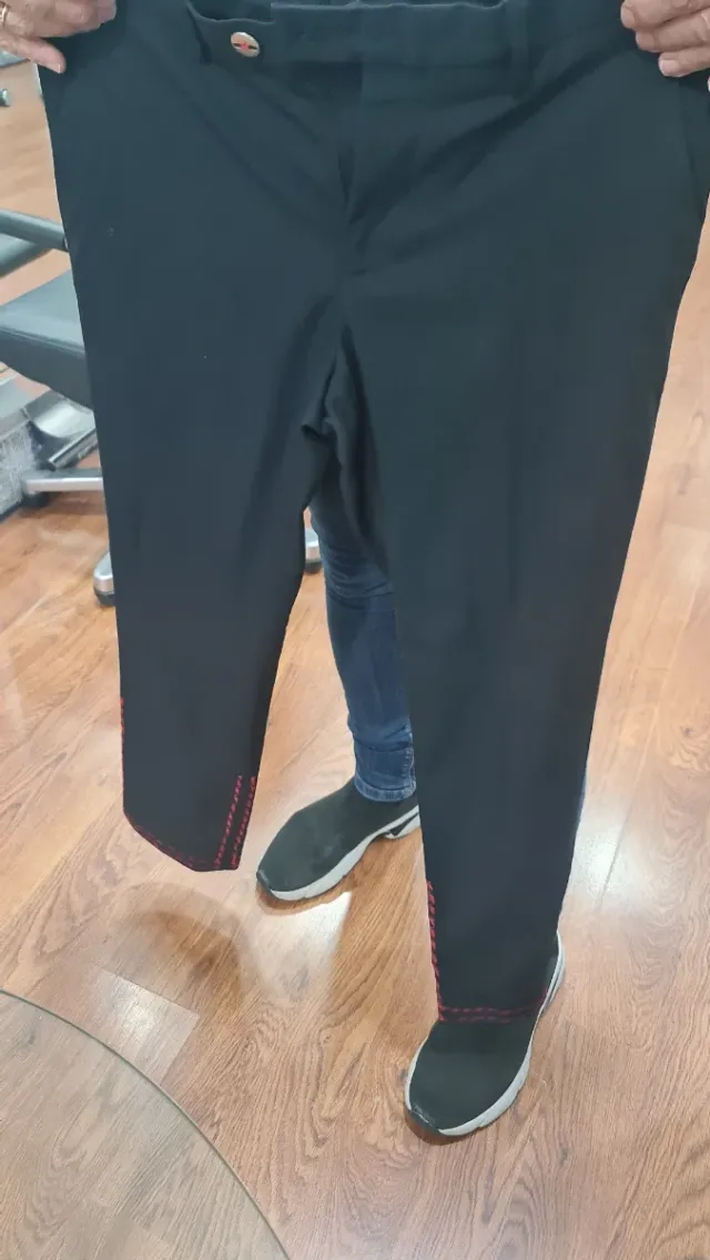 Traje Zara Negro con Detalles Rojos