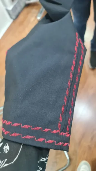 Traje Zara Negro con Detalles Rojos